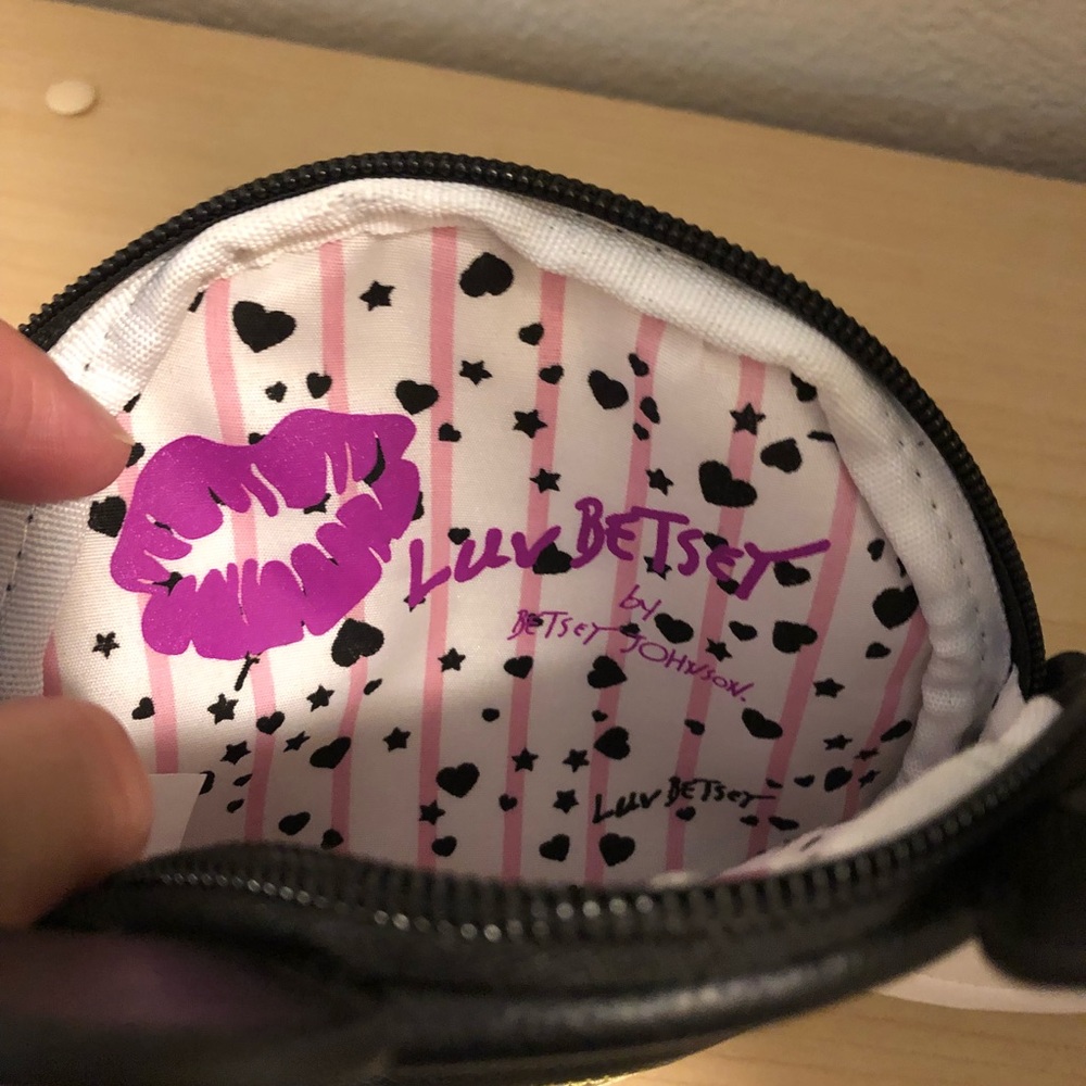 🍒HOST PICK🍒 NWT BETSEY JOHNSON bee 🐝 wristlet - Picture 3 of 4